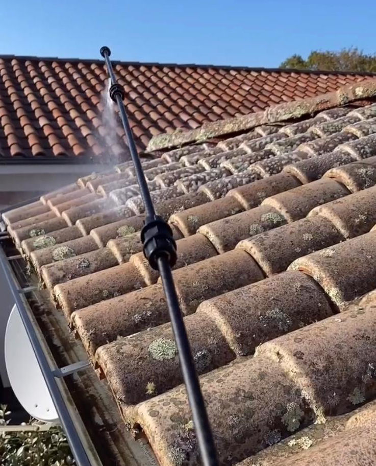 Nettoyage de toiture à l’eau pure, avec une perche, à Biscarrosse Nettoyage de toiture à l'eau pure, avec une perche, à Biscarrosse