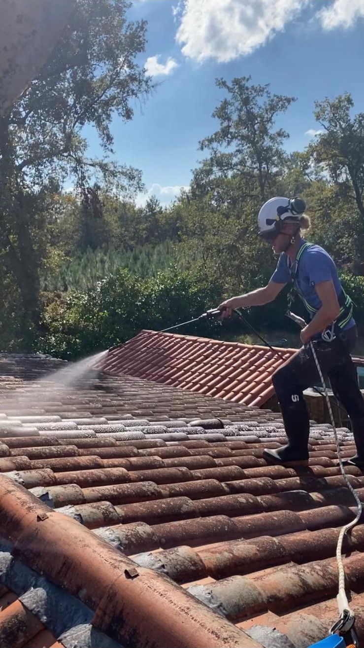 Peut-on nettoyer une toiture au Kärcher ou à la Javel Peut-on nettoyer une toiture au Kärcher ou à la Javel