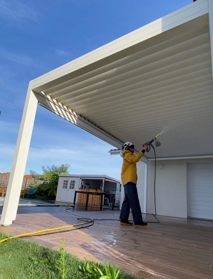 Comment nettoyer une pergola bioclimatique
